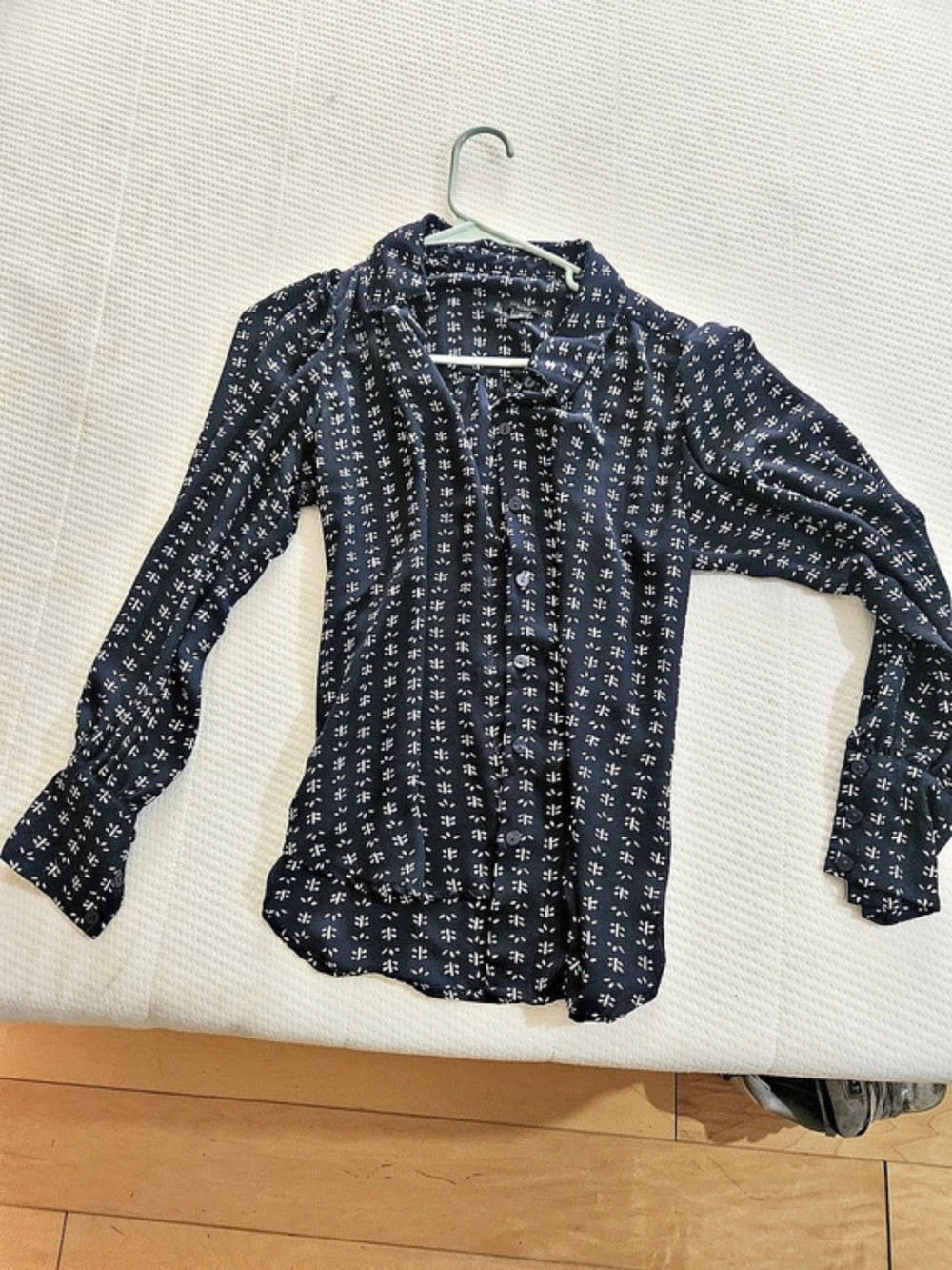 Ann Taylor Factory Geometric Button Down Blouse in Blue & White Size XS Like New